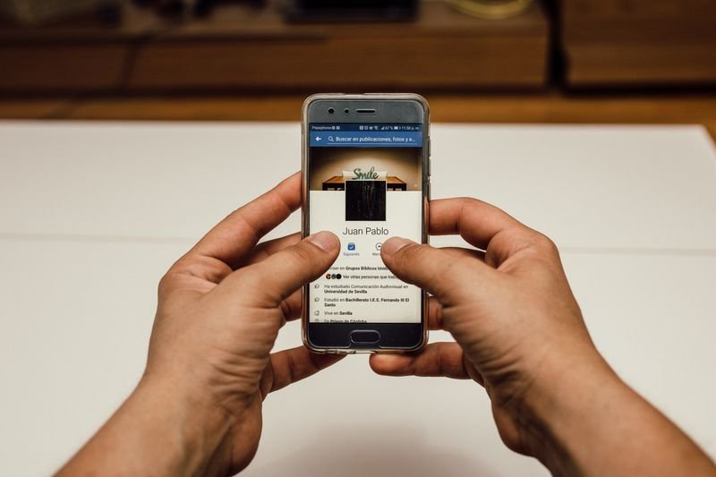 Contacting a real estate advisor by phone