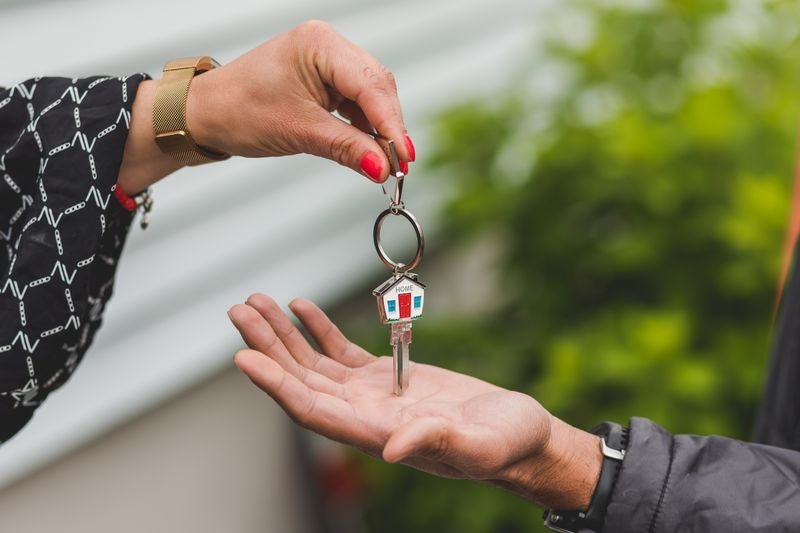 Handing over keys to a newly bought home